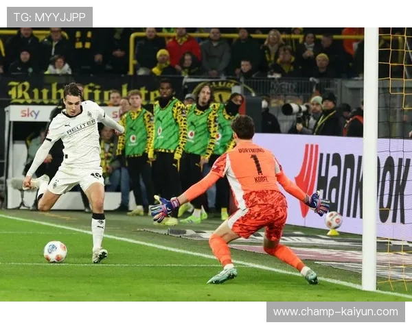 门兴格拉德巴赫2-0轻取云达不莱梅，板仓滉破门