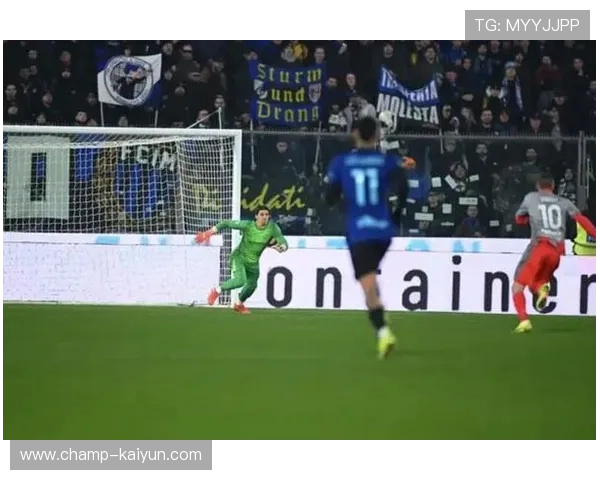 终场哨响，国际米兰球员垂头丧气离开北极圈人工草皮